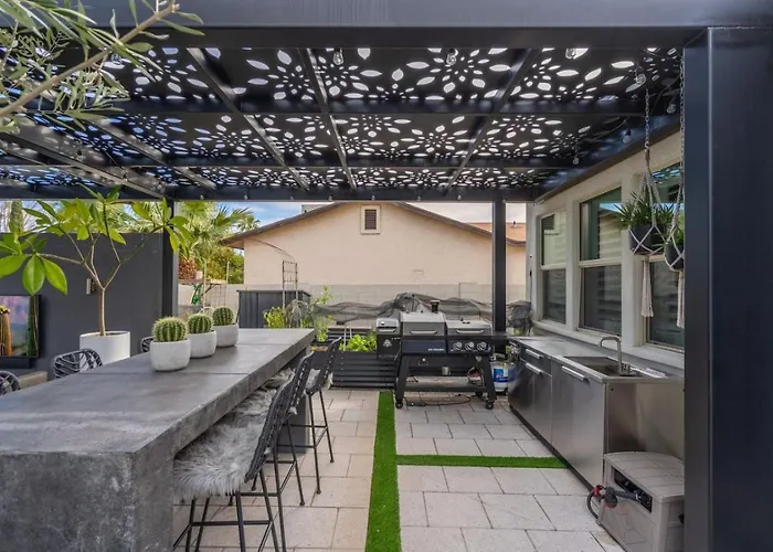 Elegant Getaway W Pool And Heating Holiday home