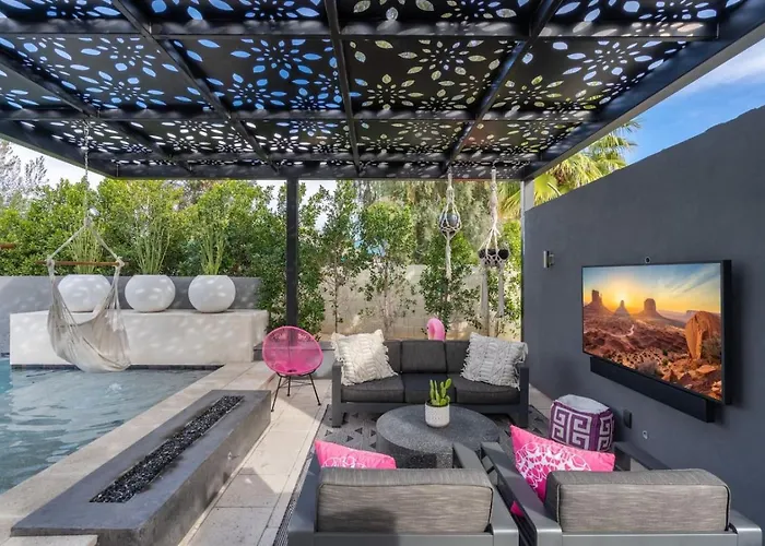 Elegant Getaway W Pool And Heating Holiday home